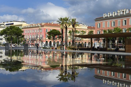France, Alpes-Maritimes (06), Nice, la Promenade du Paillon, le miroir d'eau de 3000 m2 de la place Massena