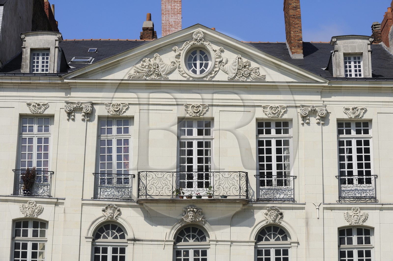 France, Loire-Atlantique (44), Nantes, maison d'armateur quai Turenne sur l'ancienne Ile Feydeau qui penche terriblement témoignant de la difficulté de construction sur le terrain marécageux