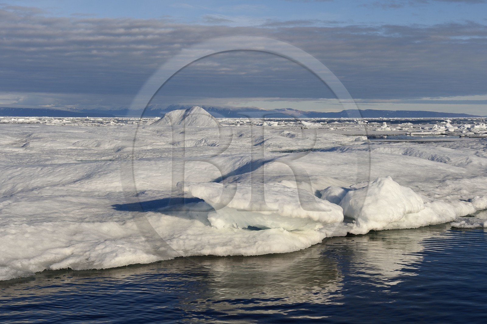 Groenland, cote Nord-Ouest, Smith sound au nord de la baie de Baffin, morceaux de glace de la banquise arctique en train de fondre et la côte canadienne de l'ile d'Ellesmere en arrière plan