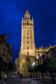 Espagne, Andalousie, Séville, quartier de Santa Cruz, la Giralda, ancien minaret almohade de la Grande Mosquée reconverti en clocher de la cathédrale, classé Patrimoine Mondial de l'UNESCO