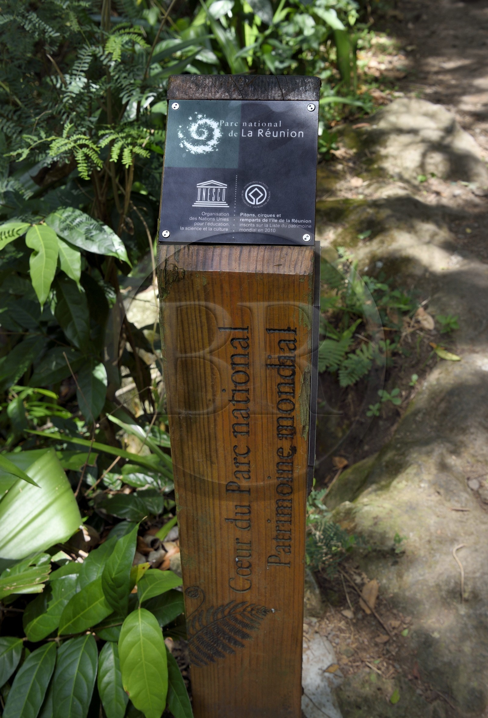 France, Ile de la Reunion, borne annoncant l'entrée du Parc National de la Réunion classé Patrimoine Mondial de l'UNESCO, Entre-Deux, sentier de randonnée vers la rivière Bras de la Plaine