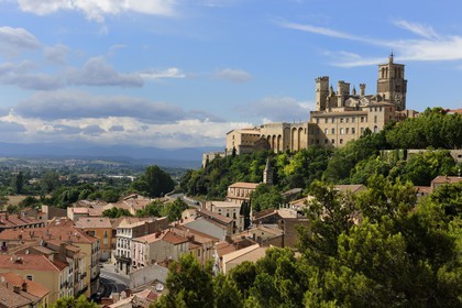 France, Hérault (34), Béziers, la cathédrale Saint-Nazaire et le massif du Caroux au fond