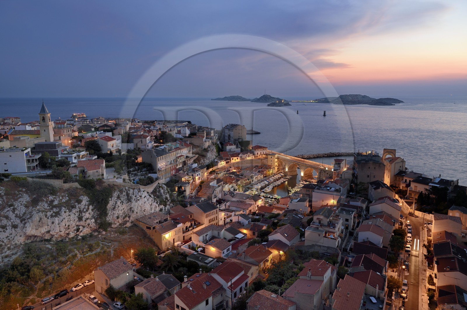 France, Bouches-du-Rhône (13), Marseille, quartier d'Endoume, le Vallon des Auffes, l'archipel du Frioul avec le Chateau d'If en arrière plan