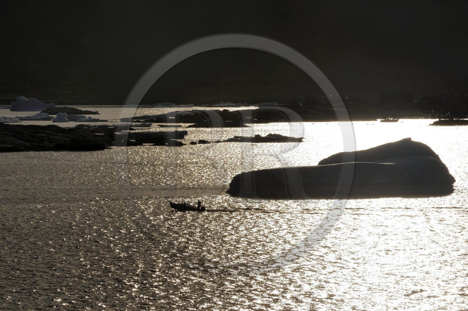 Groenland, fjord de Nanortalik au sud du pays, bateau progressant entre les icebergs