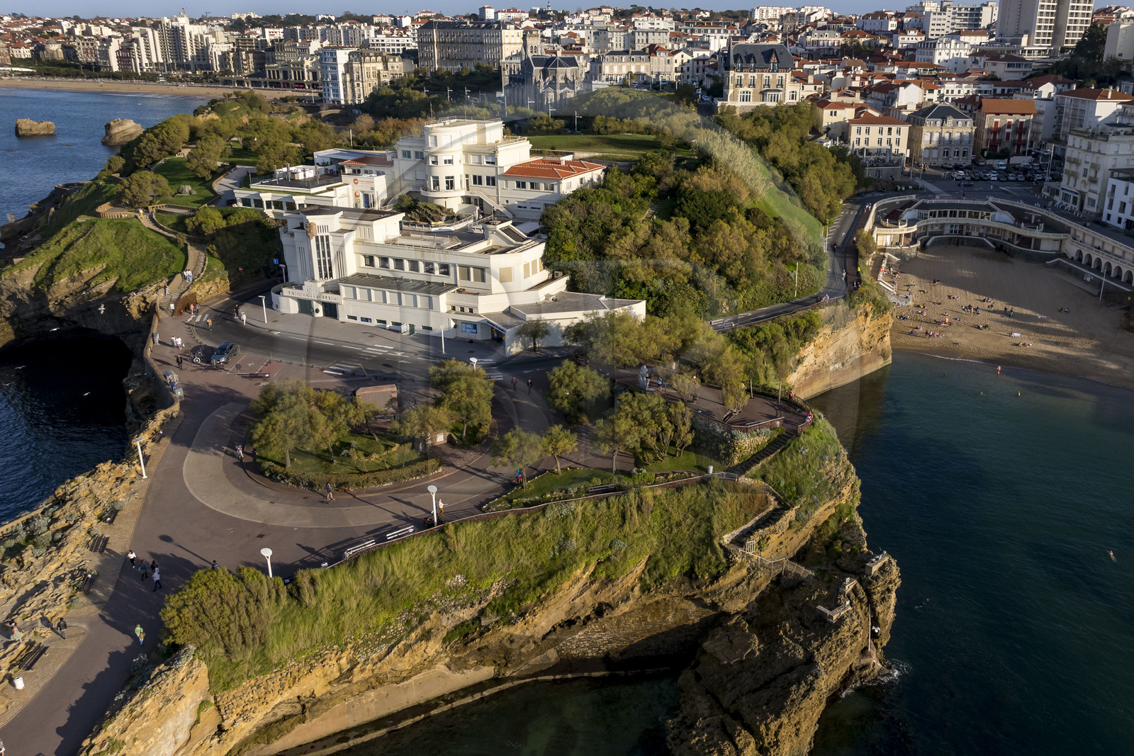France, Pyrénées-Atlantiques (64), Pays-Basque, Biarritz, l'Aquarium et Musée de la Mer de style Art Déco construit en 1933 et la plage du Port-Vieux à droite en arrière plan (vue aérienne)