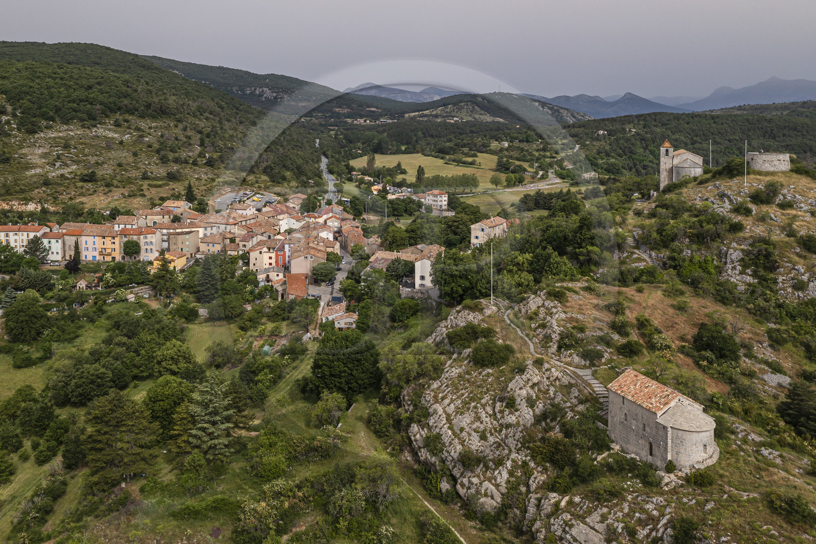 France, Var (83), Dracénie, Comps-sur-Artuby, la chapelle Saint-Jean-Baptiste au premier plan et la chapelle Saint André (XIIème siècle) aussi appelée chapelle des Templiers, construite au XIIème siècle par les Hospitaliers de l'ordre de Saint-Jean de Jérusalem en arrière plan (vue aérienne)