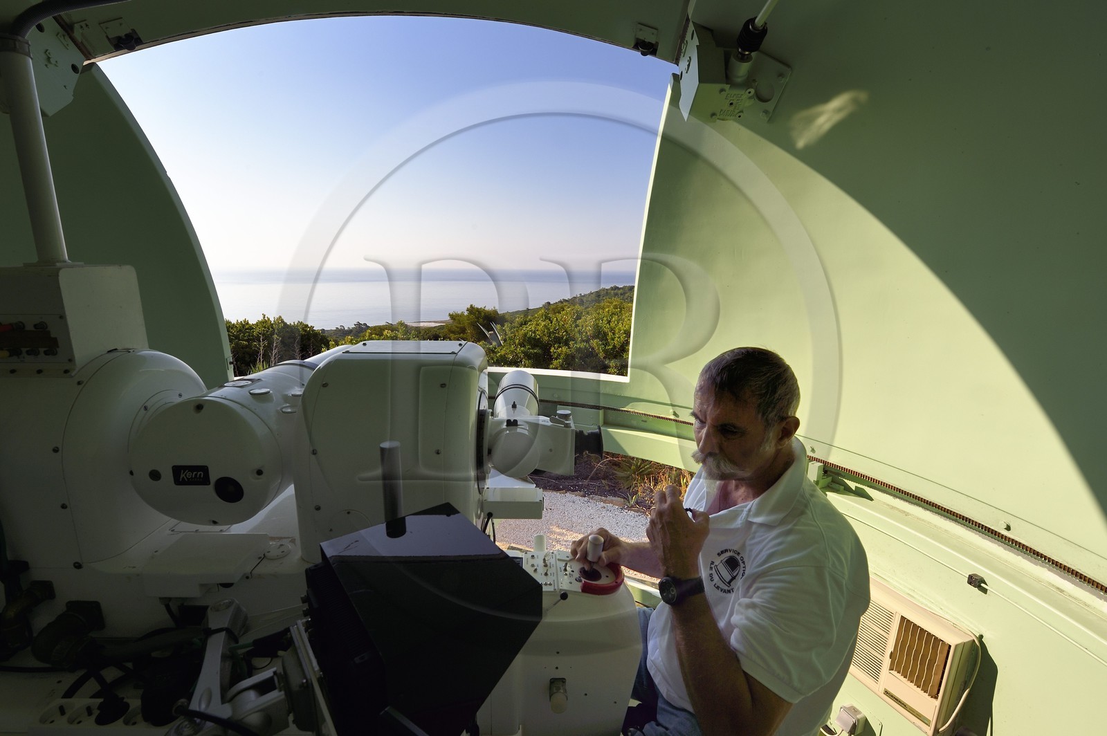 France, Var (83), Iles d'Hyères, Parc national de Port Cros, Ile du Levant, zone militaire, poste optique de la Verette, tourelle optronique du centre DGA Essais de missiles actionnée par monsieur Raymond P.