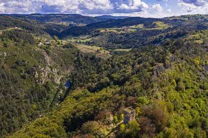 France, Haute-Loire (43), vallée de la Loire, Lafarre, la Tour de Mariac du XIe siècle ruines du chateau de Lafarre sur une butte volcanique surplombant les gorges de la Loire à gauche et de son affluent La Langougniole à droite, le plateau du Mézenc en arrière plan (vue aérienne)