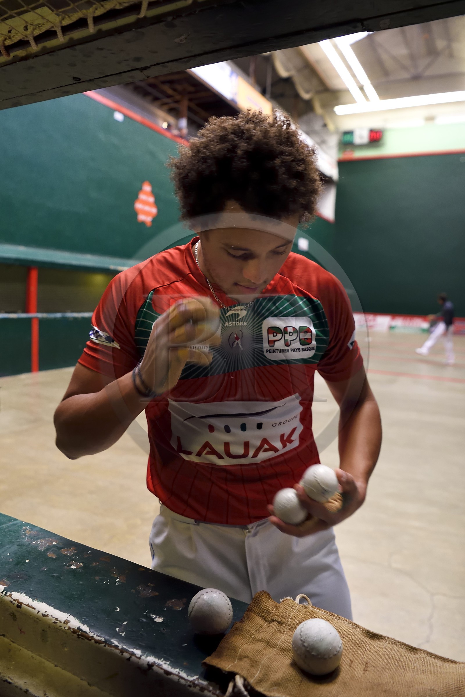 France, Pyrenees Atlantiques, Basque Country, Saint Jean Pied de Port, trinquet Garat, traditional Basque pelota party with bare hand for the Chasseurs (hunters) Cup