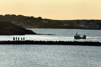 France, Pyrénées-Atlantiques (64), Pays-Basque, Ciboure, retour d'un bateau de pêche dans la baie de Saint-Jean-de-Luz et la plage en arrière plan