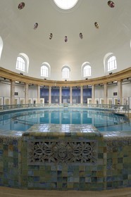France, Meurthe-et-Moselle (54), Nancy, la piscine ronde de Nancy Thermal sous une coupole