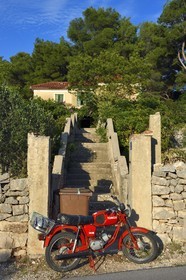 Croatie, Dalmatie, cote dalmate, Ile de Vis, moto Tomos 14M produite dans les années 1980 en Tchecoslovaquie