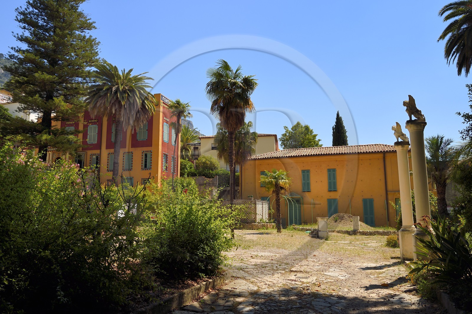 France, Alpes-Maritimes (06), Menton, Jardin Fontana Rosa, villa surélevée ornée de céramiques, qui comprend la bibliothèque et le cinéma personnels de l'écrivain