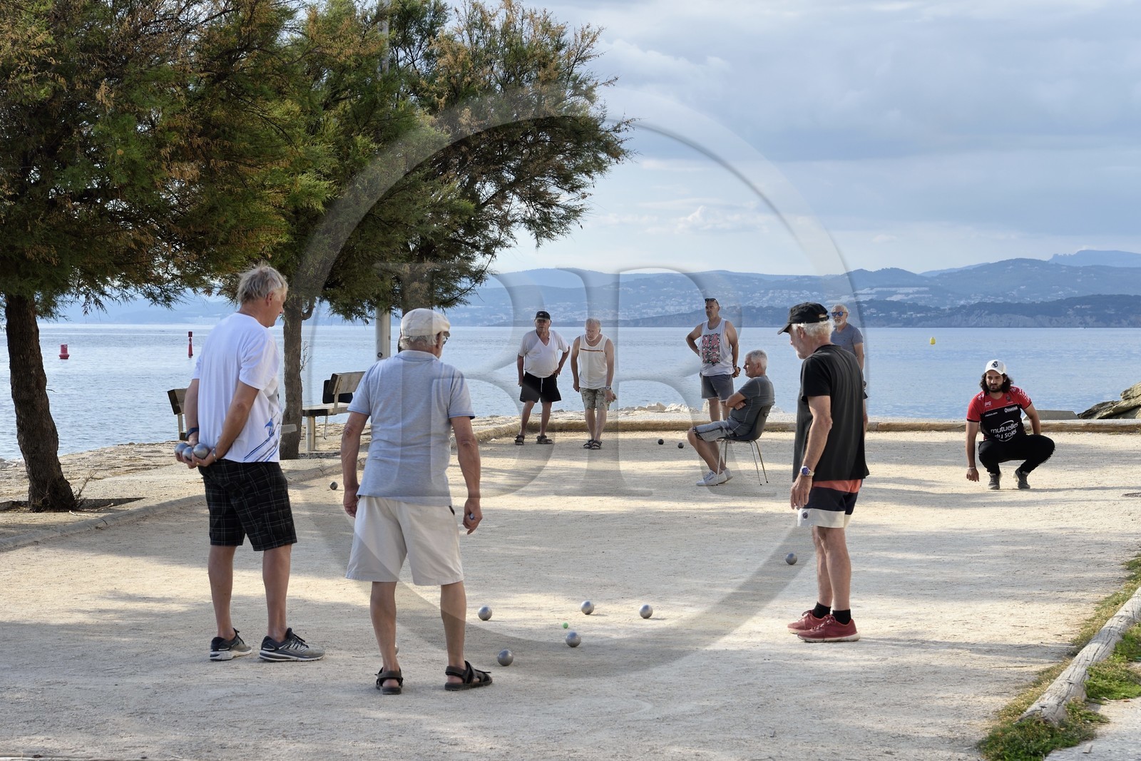 France, Var (83), Six-Fours-les-Plages, Le Brusc, partie de pétanque ou jeu de boules