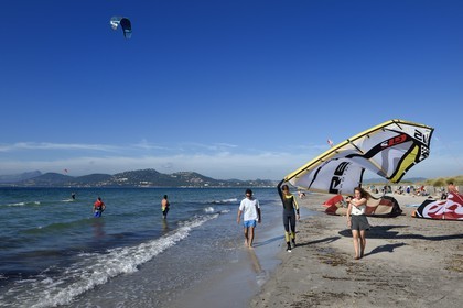 France, Var (83), Hyères, Presqu'Ile de Giens, pratique du kitesurf sur la plage de l'Almanarre