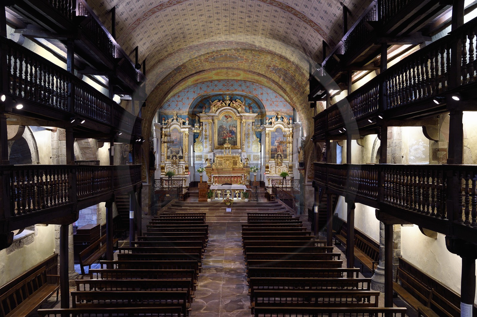 France, Pyrénées-Atlantiques (64), Pays-Basque, Saint-Etienne-de-Baïgorry, église Saint-Etienne, les galeries en bois de la nef