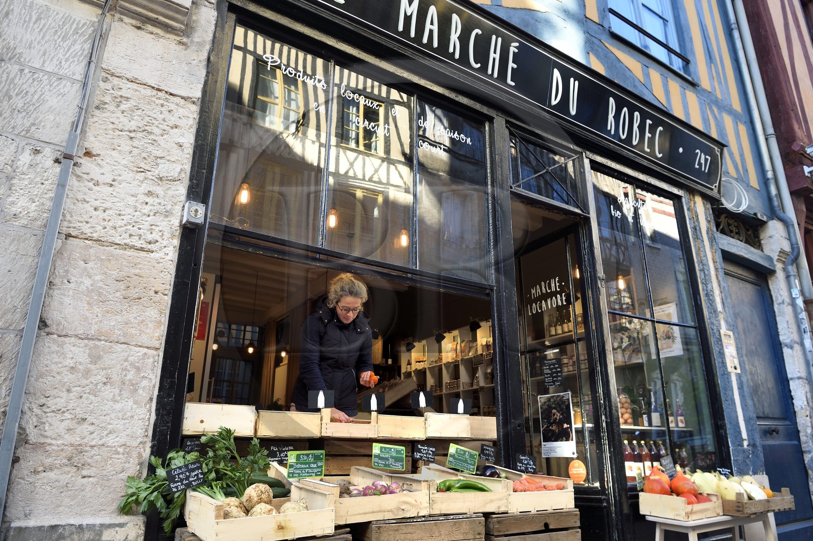 France, Seine-Maritime (76), Rouen, la rue Eau-de-Robec, Victoire Lecourt dans son magasin de fruits et légumes Le Marché du Robec