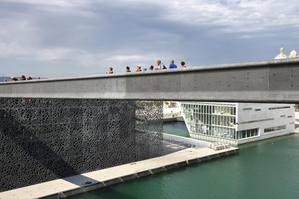 France, Bouches-du-Rhône (13), Marseille, passerelle du MuCEM (Musée des civilisations de l'Europe et de la Méditerranée) par les architectes Rudy Ricciotti et R. Carta et La Villa Méditerranée de l'architecte Stefano Boeri en arrière plan