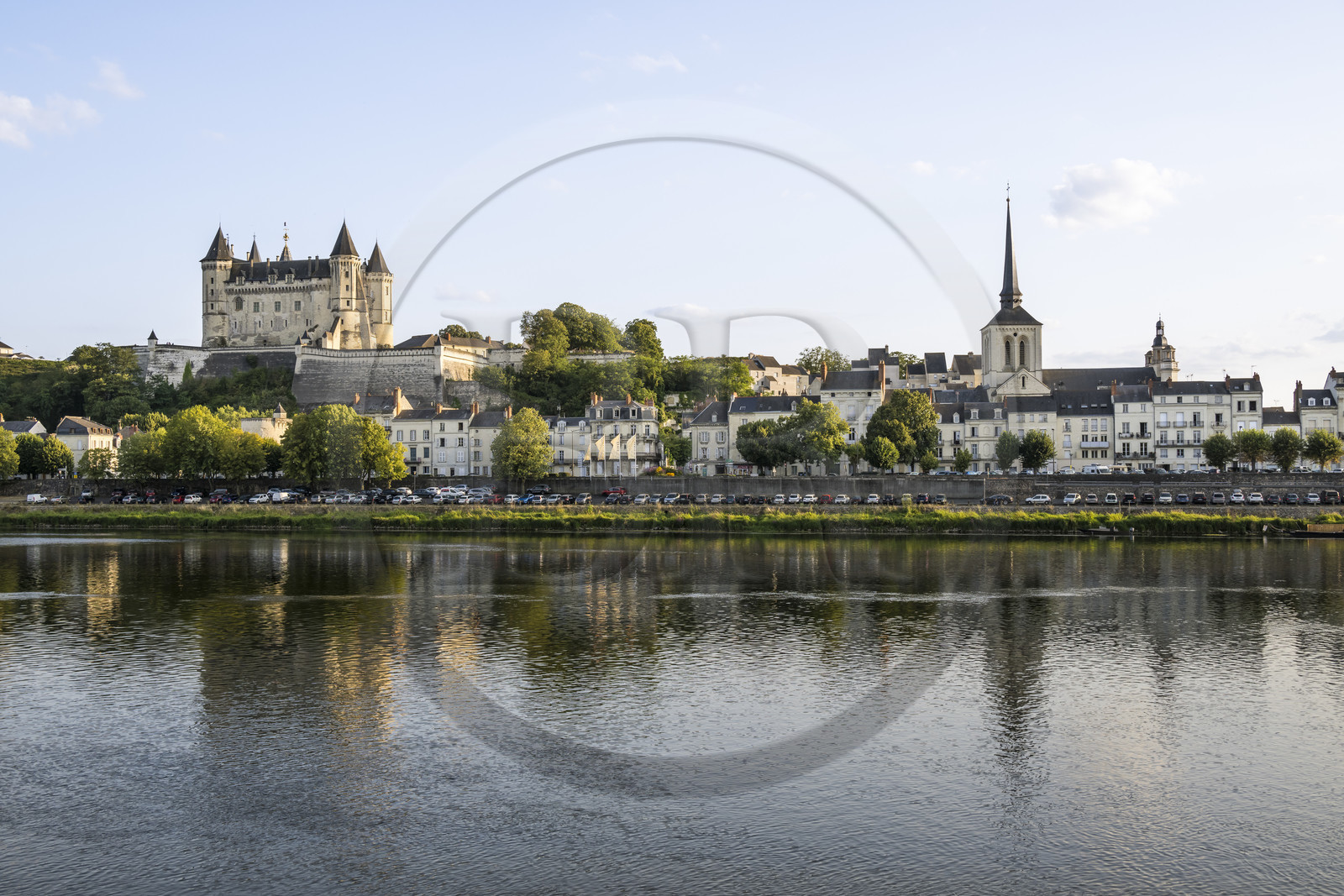 France, Maine-et-Loire (49), vallée de la Loire classée au Patrimoine Mondial par l'UNESCO, Saumur, le chateau et l'église Saint-Pierre sur les bords de Loire