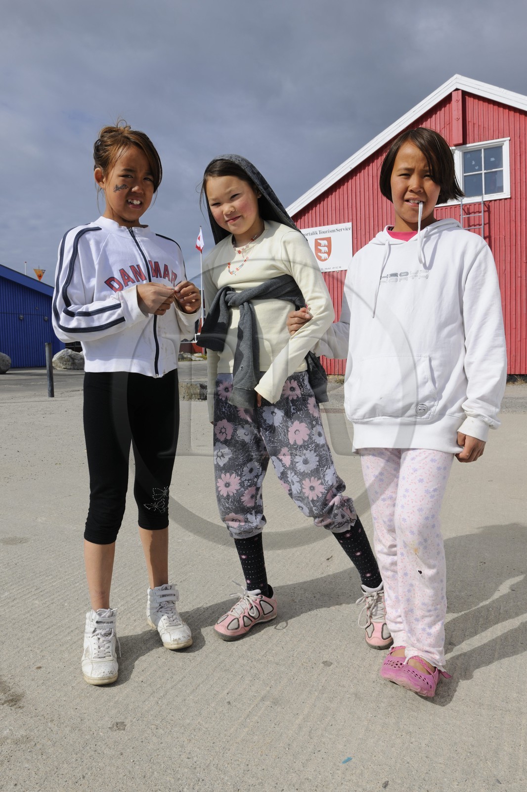 Groenland, ville de Nanortalik au sud du pays, jeunes filles Inuit