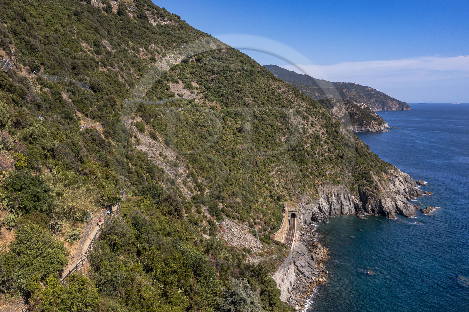 Italie, Ligurie, Cinque Terre, parc national des Cinque Terre classé Patrimoine Mondial de l'UNESCO, village de Vernazza, le sentier de randonnée GR 507 qui longe le littoral vers Corniglia (vue aérienne)