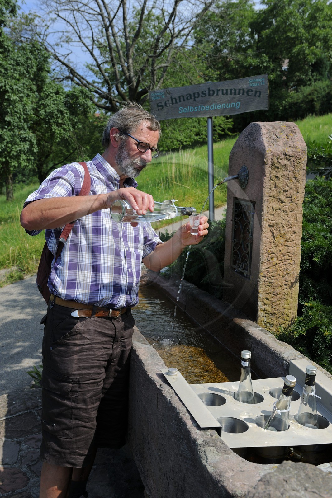Allemagne, Forêt Noire, Schwartzwald, Bade-Würtemberg, Sasbachwalden, Schnapsbrunnen – fontaine à schnaps,  une eau-de-vie en self-service dans une fontaine