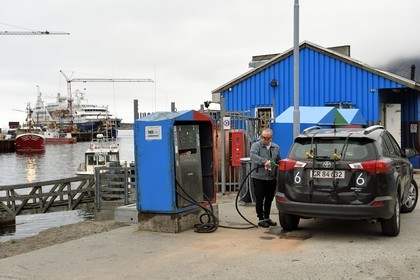 Groenland, région du centre ouest, Sisimiut (autrefois Holsteinsborg), homme remplissant le réservoir d'essence de sa voiture à la station-service sur le port