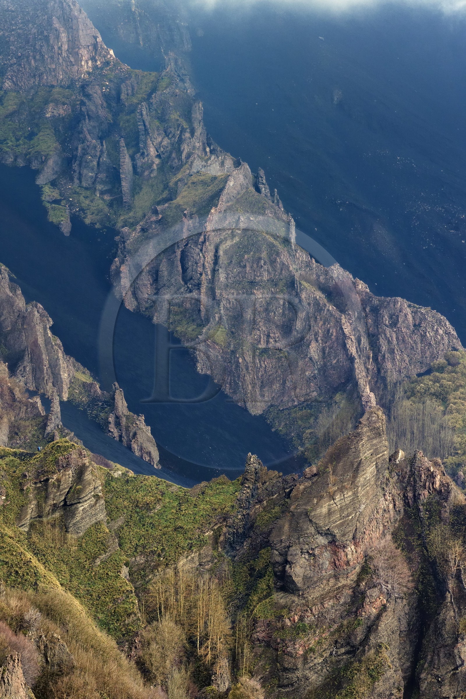 Italie, Sicile, Parc naturel régional de l’Etna, le Mont Etna, classé Patrimoine Mondial de l'UNESCO, Valle del Bove qui correspond à un effondrement d’une des parois de l’Etna créant un champ de roches volcaniques de 7 km par 6 km