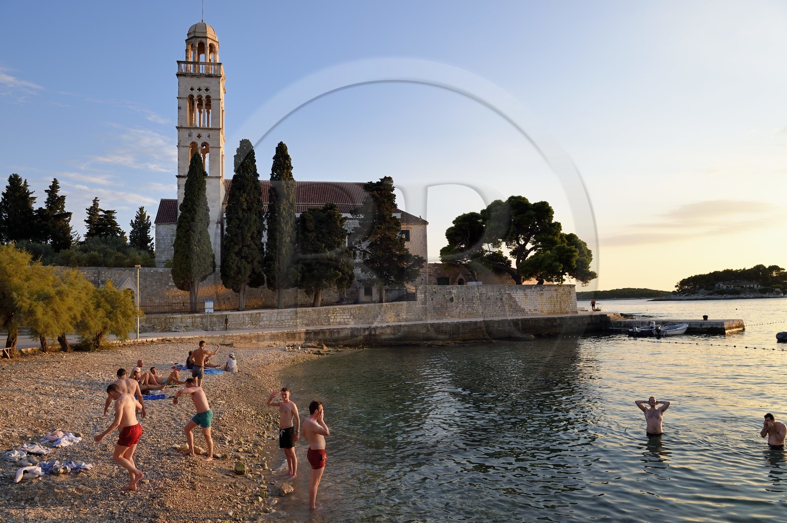 Croatie, Dalmatie, cote dalmate, Ile de Hvar, la ville de Hvar, plage au pied du Monastère franciscain du XVe siècle