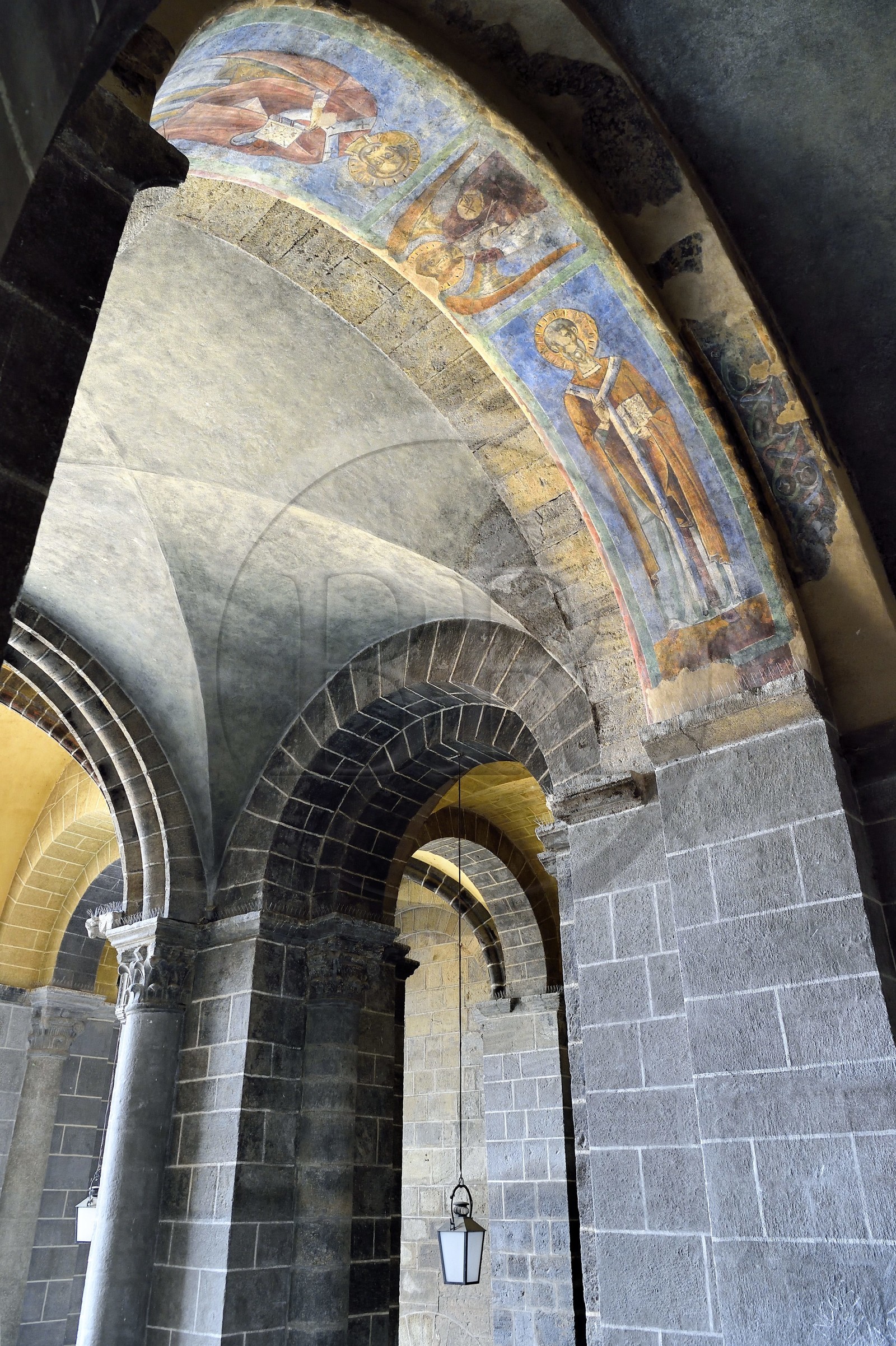 France, Haute-Loire (43), Le Puy-en-Velay, étape des chemins de Compostelle, peintures murales sous le porche de la cathédrale Notre-Dame-de-l'Annonciation du XIIe siècle classée Patrimoine Mondial de l'UNESCO