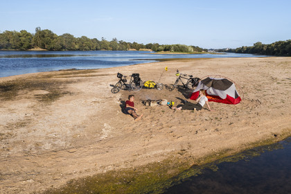 France, Maine-et-Loire (49), vallée de la Loire classée au Patrimoine Mondial par l'UNESCO, randonnée à bicyclette le long des berges de la Loire, campement pour la nuit sur un des bancs de sable formant des îles sur la Loire (vue aérienne)