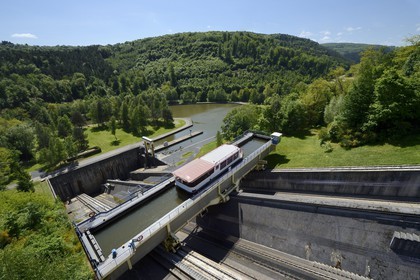 France, Moselle (57), le plan incliné de Saint-Louis-Arzviller est un ascenseur à bateaux qui fait partie du canal de la Marne au Rhin et  et permet la traversée des Vosges, il remplace 17 écluses