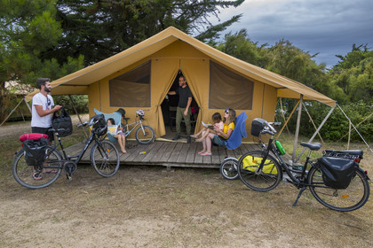 France, Vendée (85), île de Noirmoutier, Noirmoutier-en-l'Ile, Camping Huttopia Noirmoutier, la tente familiale
