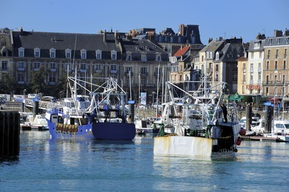 France, Seine-Maritime (76), Dieppe, chalutiers dans le port