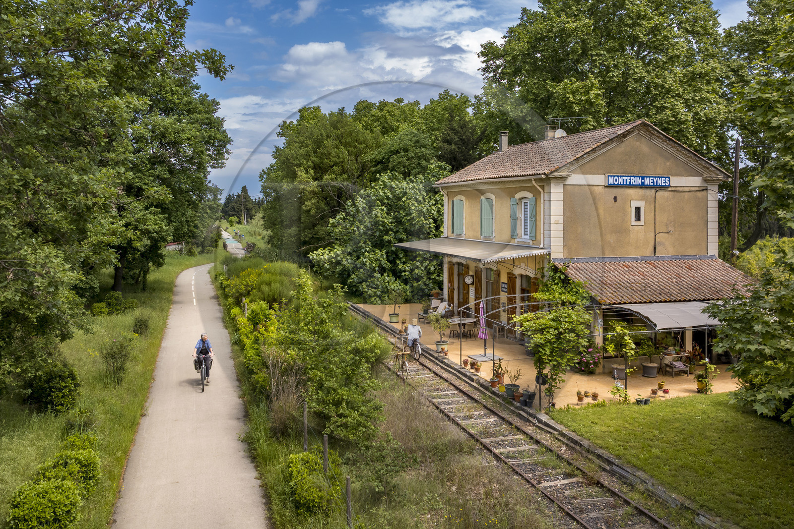 France (30), Gard, Montfrin, ancienne gare de Montfrin-Meynes, propriété aujourd'hui de Claudie et Yvon Beuraert,longée par la piste cyclable de la voie verte du Pont du Gard