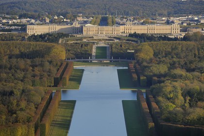 France, Yvelines (78), parc du château de Versailles, classé Patrimoine Mondial de l'UNESCO, le Grand Canal (vue aérienne)