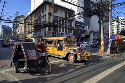 Philippines, Ile de Luzon, Manille, quartier Ermita,  jeepney (jeep allongée pour le transport de passagers)