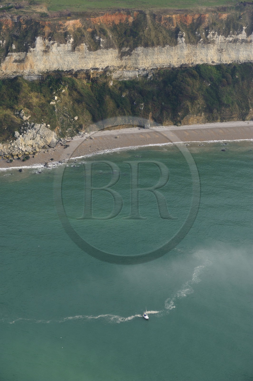 France, Seine-Maritime (76), voilier le long des falaises au nord du Havre (vue aérienne)