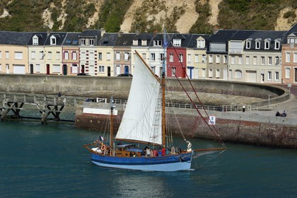 France, Seine-Maritime (76), Pays de Caux, Côte d'Albâtre, Fécamp, retour au port du vieux gréement la Tante Fine, en arrière plan le quai des pilotes