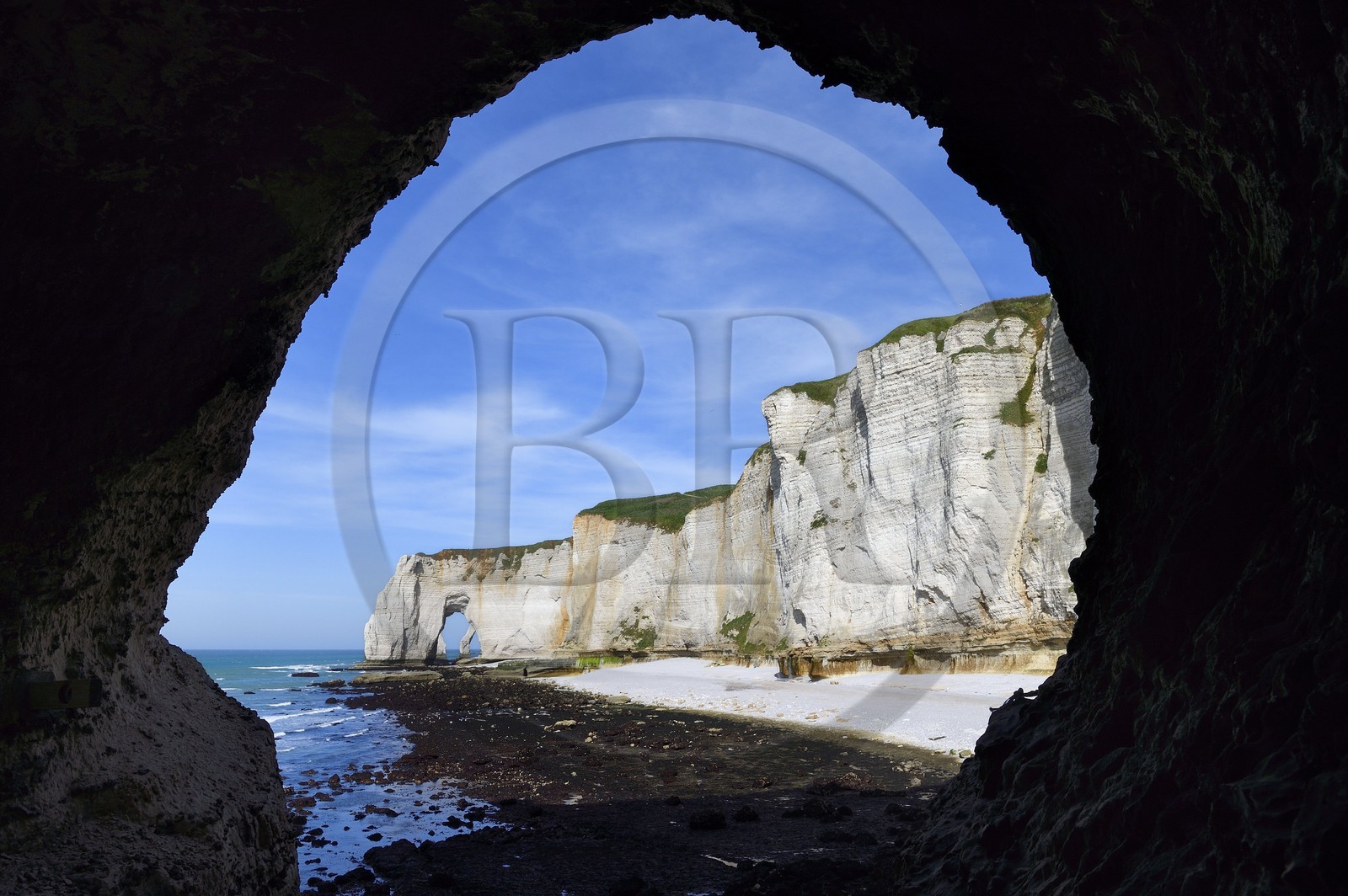 France, Seine-Maritime (76), Pays de Caux, Côte d'Albâtre, Etretat, la Manneporte vue depuis un passage sous la pointe de la Courtine, marée basse