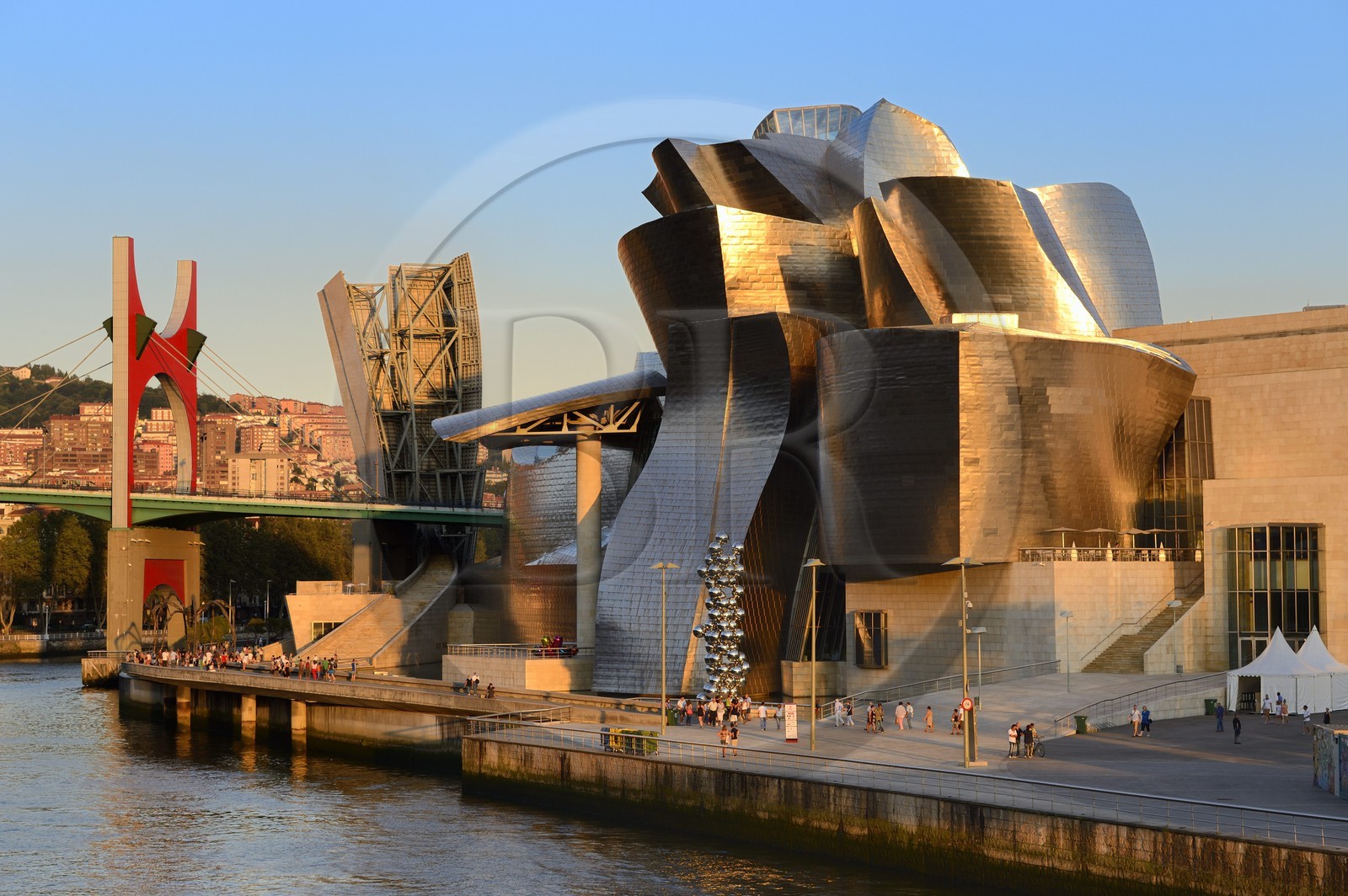 Espagne, Biscaye, Pays Basque espagnol, Bilbao, le musée Guggenheim de l'architecte Frank Gehry et Pont de La Salve avec l'installation de l'artiste français Daniel Buren Les Arches Rouges en arrière plan
