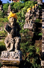 Indonésie, île de Bali, Pura (temple) Besakih, sculptures bordant l' escalier majestueux du Pura Penataran Agung (temple principal)