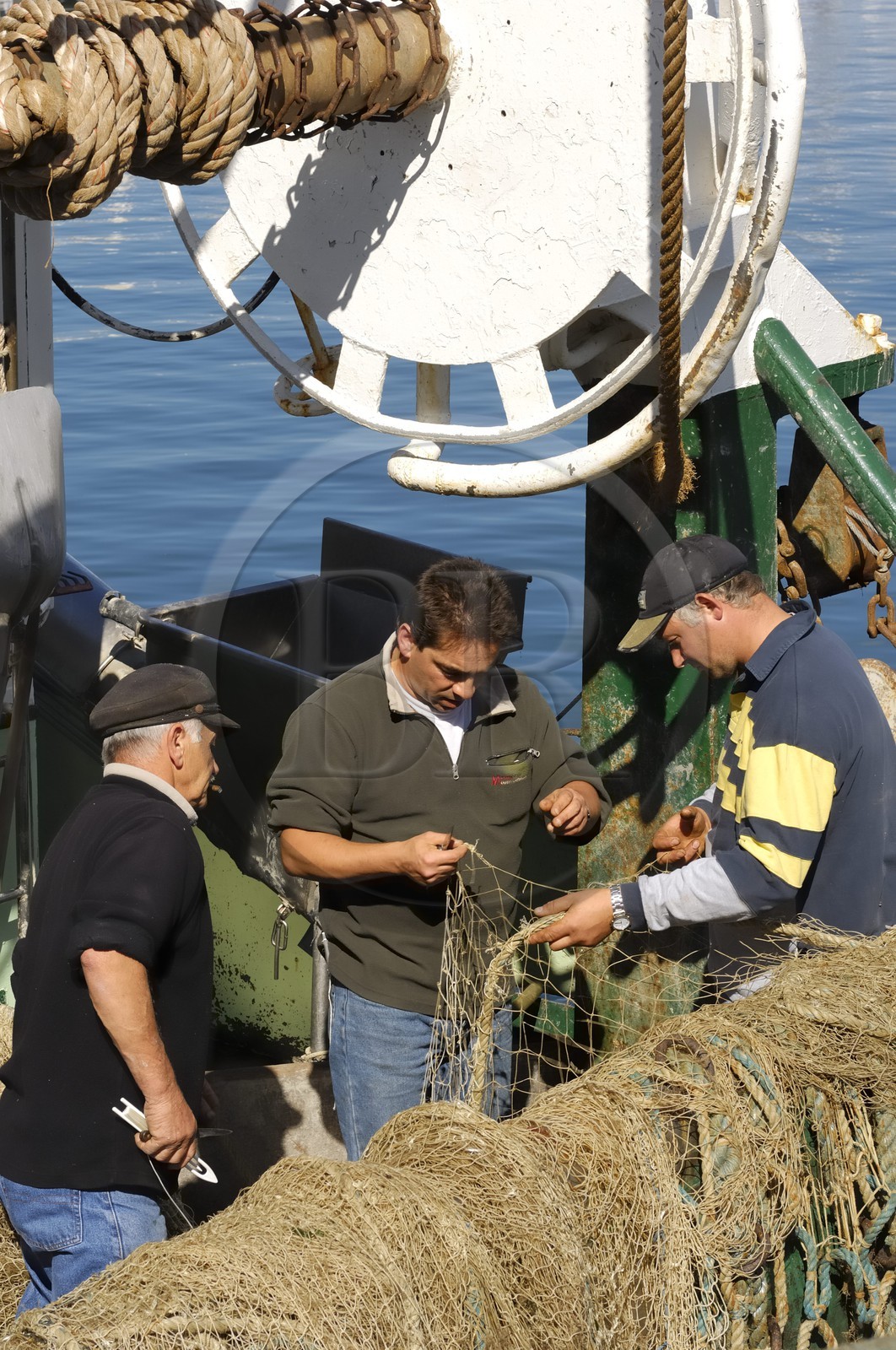 France, Manche (50), Val de Saire, port de Saint-Vaast-la-Hougue, chalutier en partance pour la pêche