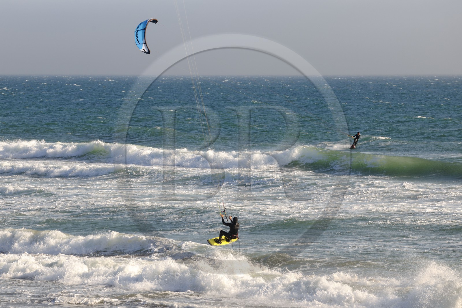 Etats-Unis, Californie, kitesurf sur une plage en bordure de la Highway n°1 au sud de San Fransisco