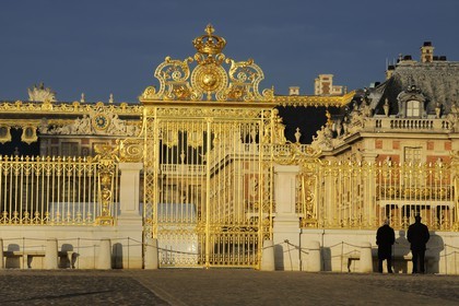 France, Yvelines (78), château de Versailles, classé Patrimoine Mondial de l'UNESCO, la grille royale dessinée par Mansart