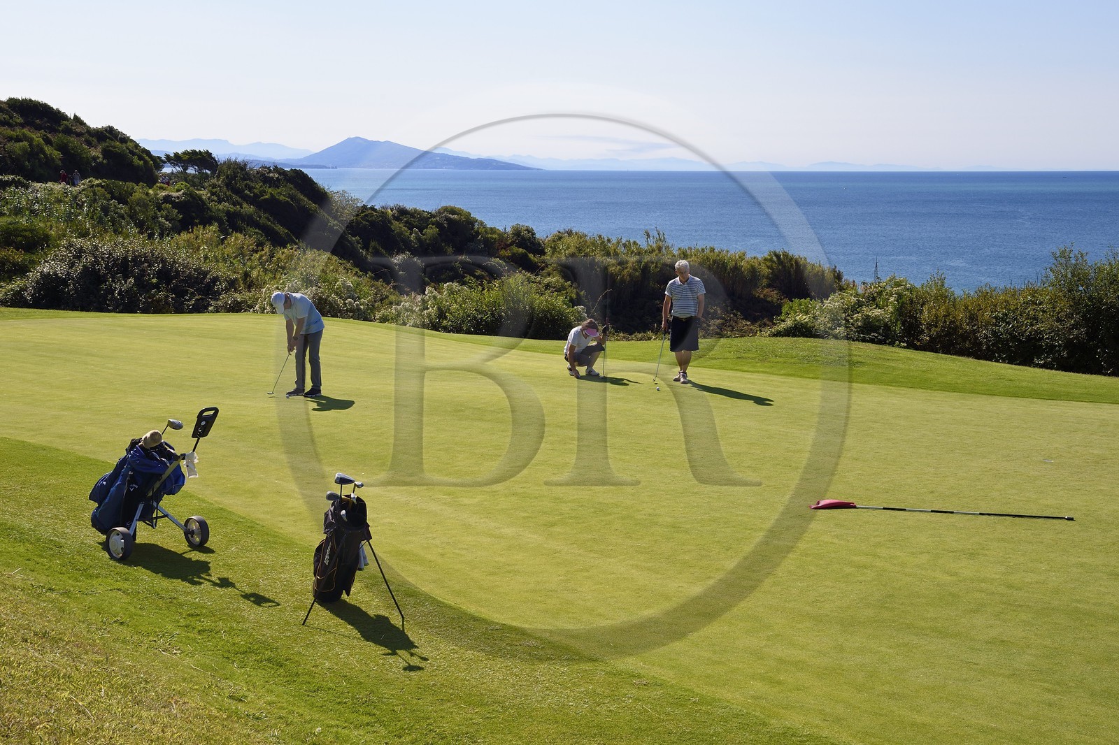 France, Pyrénées-Atlantiques (64), Pays-Basque, Biarritz, golfeurs sur le golf d'Ilbarritz et la Cote basque vers Saint Jean de Luz avec les sommets des Pyrénées Basques en arrière plan
