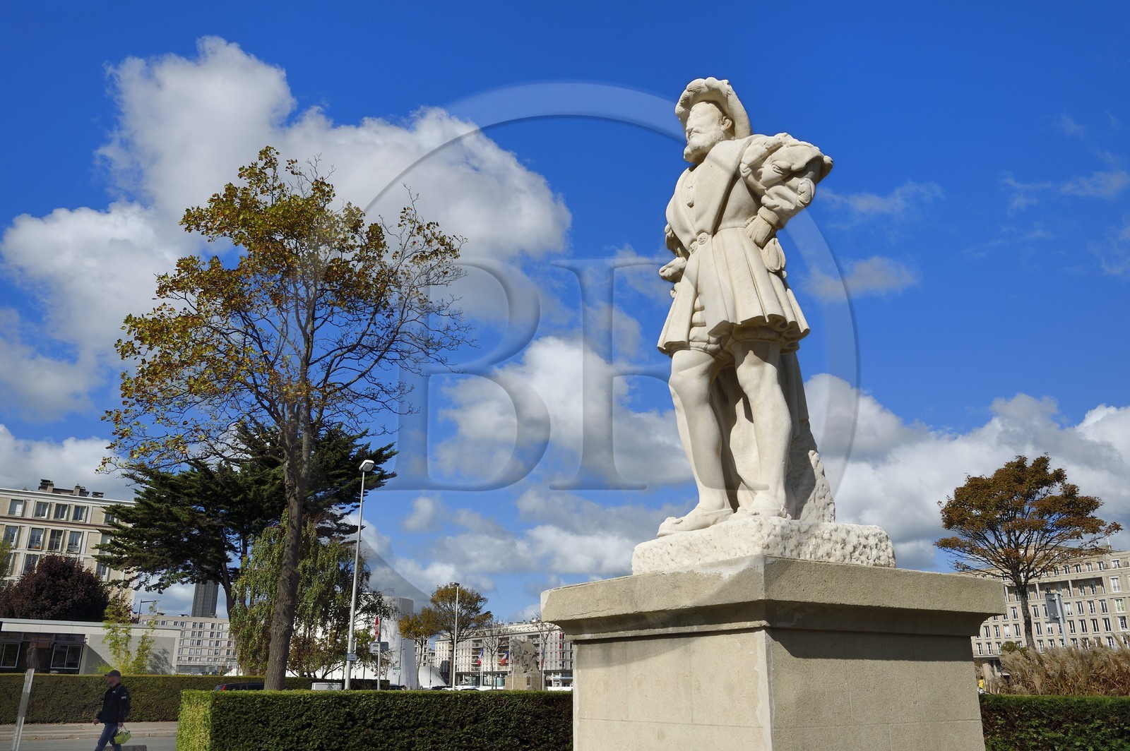 France, Seine-Maritime (76), Le Havre, Centre-ville reconstruit du Havre par Auguste Perret classé Patrimoine Mondial de l'UNESCO, statue de François Ier fondateur de la ville près du pont levis du bassin du roi