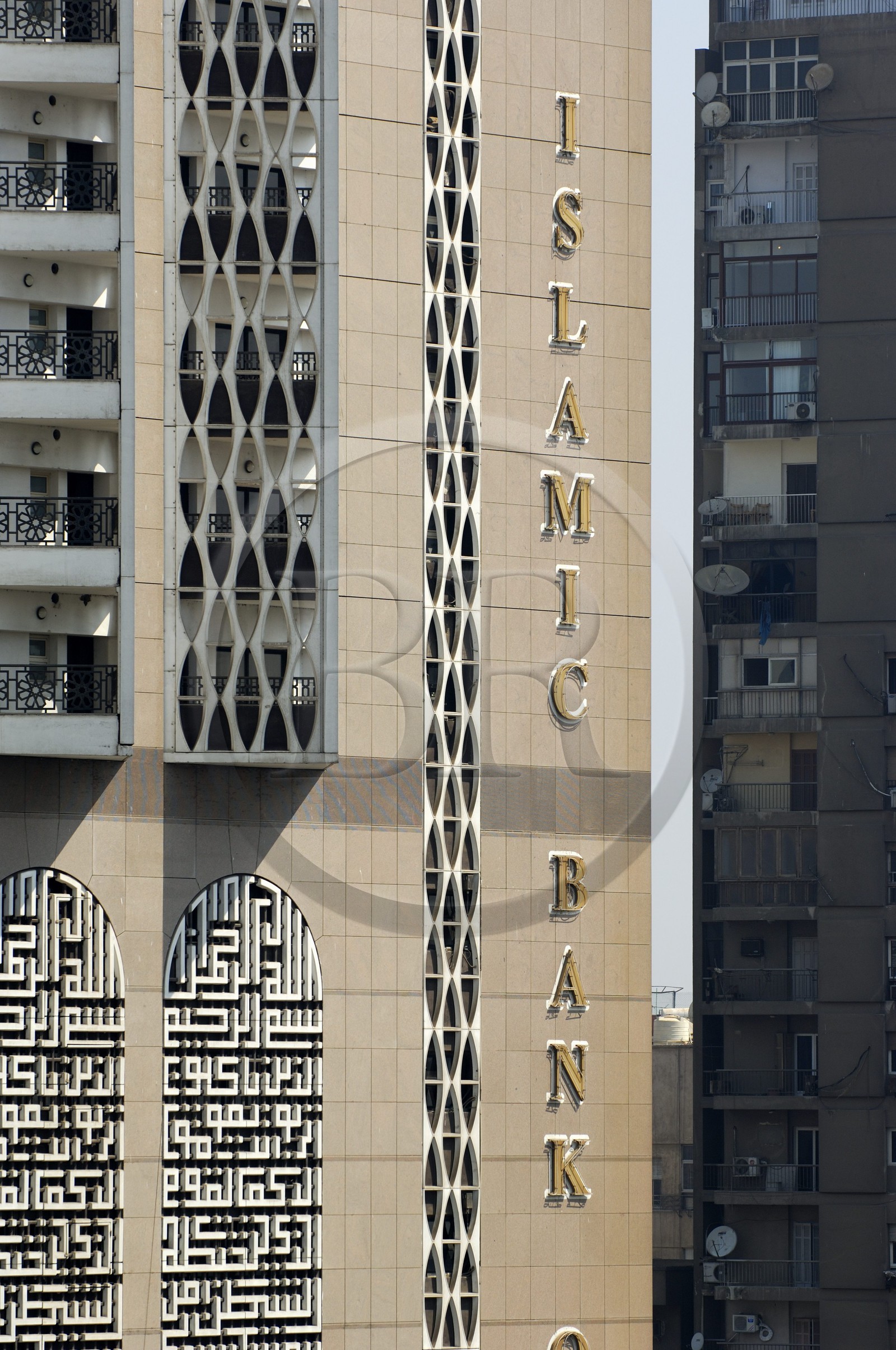 Egypte, Le Caire, façade de l'immeuble de la Islamic Bank