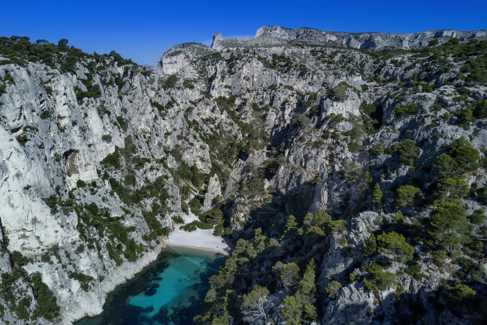 France, Bouches-du-Rhône (13), Marseille, Parc national des Calanques, Calanque d'En-Vau et sa plage (demande d'autorisation nécessaire avant publication)
