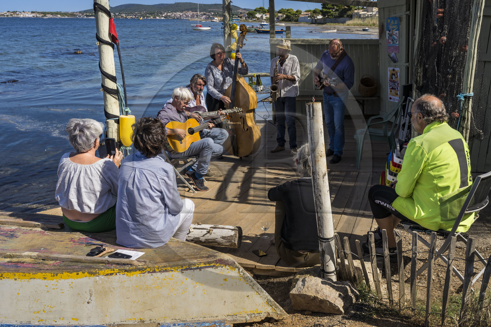 France, Hérault (34), Sète,  Pointe du Barrou sur les rives de l'étang de Thau, le groupe de musique Au Bois de mon cœur qui réinterprète les chansons de Georges Brassens, il est mené par le pêcheur sétois Jean-Louis Lambert au chant et à la guitare, Georges Cabaret à la guitare solo, Guy Blanc dit Guet au saxo alto, Denis Benito à la mandoline bluegrass et Tatiana à la contrebasse